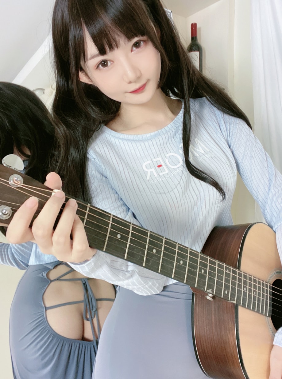 51酱 – 吉他妹妹微博照片