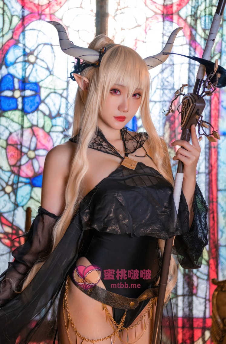 瓜希酱 明日方舟 闪灵 泳装cos作品欣赏
